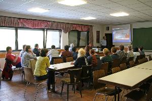 Bild: Theoretische Brandschutz-Ausbildung für die Mitarbeiter der Firma Juchem