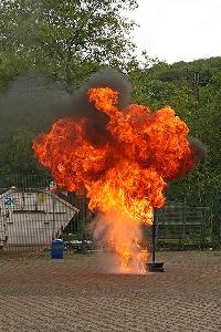 Bild: Das Ergebnis des Versuchs, brennendes Fett mit Wasser zu löschen.