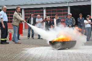 Bild: Einsatz eines Pulverlöschers unter Anleitung von Löschbezirksführer Felix Becker
