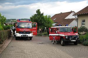 Bild: Einsatzfahrzeuge vor der Einsatzstelle im Wohngebiet "Auf Weilerland"