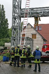 Bild: Die Steckleiter wird am Gerüst in Stellung gebracht
