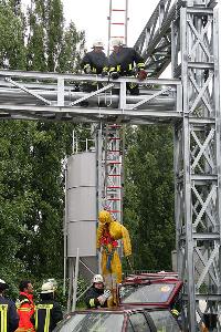 Bild: Der Arbeiter wird mit einer Leine vom Gerüst abgelassen