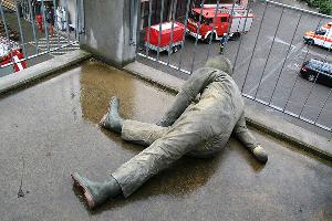 Bild: Diese Übungspuppe musste von einem Balkon im zweiten Stockwerk eines Hauses gerettet werden