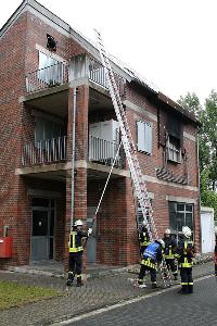 Bild: Aufrichten der Schiebleiter am Brandübungshaus