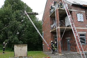 Bild: Mit einem Leiterhebel wird die Person vom Balkon gerettet