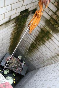 Bild: Rettung der abgestürzten Person aus dem engen Schacht (aus organisatorischen wurden Arbeits- statt Rettungsleinen verwendet)