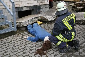 Bild: Eine weitere Person wurde unter einem Betonteil eingeklemmt