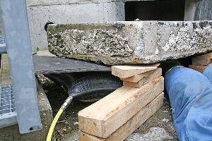 Bild: Mit pneumatischen Hebekissen konnte die schwere Last angehoben werden