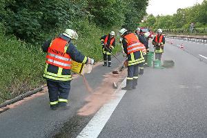 Bild: Über rund 50 Meter zog sich die Ölspur über Fahrbahn und Standstreifen