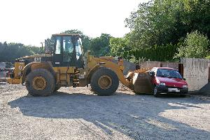 Bild: Ein Bagger hatte ein Fahrzeug gerammt: Szenario für eine Übung des Löschbezirks Eppelborn