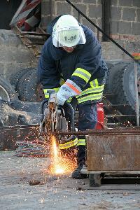 Bild: Auch Teil der Übung: Einsatz des Motortrennschleifers