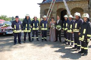 Bild: Die Kameraden aus dem Löschbezirk Eppelborn gratulierten dem frischvermählten Paar