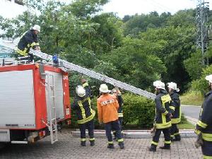 Bild: Entnahme der Leiter vom Fahrzeugdach des LF 8