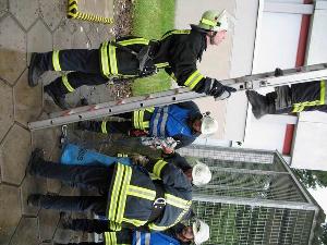 Bild: Vorbereitung des "Rollgliss" zur Rettung des Verunglückten.