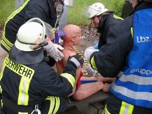 Bild: Der Verunglückte Arbeiter wurde aus seiner misslichen Lage befreit.