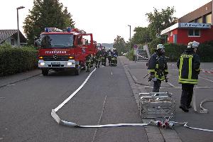 Bild: Einsatzkräfte bei dem Chlorgasalarm vor dem Hallenbad in der Hellbergstraße