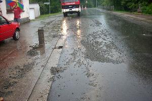 Bild: Geröll verstopfte die Einläufe der Wassereinläufe und sorgte so für ein Aufstauen der Regenmassen