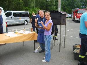 Bild: Heino Molter backte Flammkuchen und Pizza in seinem eigens hierfür gebauten Ofen. (Foto: Hans-Werner Guthörl)