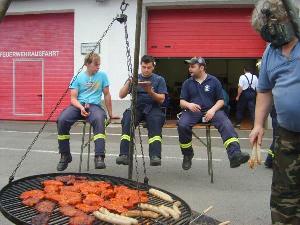 Bild: Nicht die drei von der Tankstelle, sondern die drei vom Tisch, bewachten das Grillfeuer und somit das Grillgut. (Foto: Hans-Werner Guthörl)