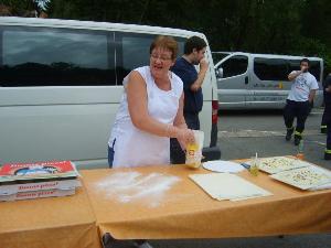 Bild: Pizzabäckerin Angelika in voller Aktion. (Foto: Hans-Werner Guthörl)