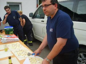 Bild: Guido Schwirz stylt mit Liebe die leckeren Flammkuchen. (Foto: Hans-Werner Guthörl)