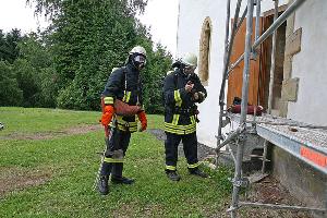 Bild: Angriffstrupp mit Atemschutzgeräten vor dem Eingang zum Glockenturm