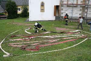 Bild: Schlauchreserven vor dem Glockenturm der Pfarrkirche in Thalexweiler