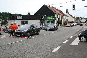 Bild: Zur Wasserversorgung musste eine Schlauchleitung über die stark befahrene Ortsdurchfahrt verlegt werden.