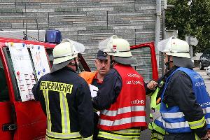 Bild: Lagebesprechung der Führungskräfte am Einsatzleitwagen