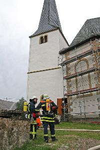 Bild: Einsatzkräfte vor dem hinteren Teil der Pfarrkirche