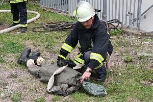 Bild: Erstversorgung einer geretteten Person