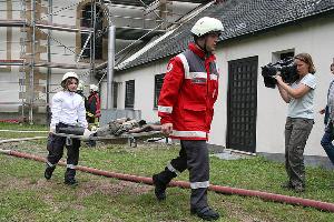 Bild: Abtransport eines Verletzten zur Verletztensammelstelle durch Sanitäter des DRK