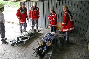 Bild: Medizinische Versorgung am provisorischen Verletztensammelplatz durch Helfer des DRK
