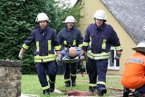 Bild: Eine weitere Person ist gerettet und wird zu den Helfern des DRK gebracht