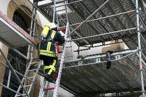 Bild: Angriffstrupp auf dem Weg zu dem verletzten Arbeiter