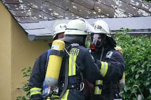 Bild: Gegenseitige Kontrolle der Atemschutzgeräte vor dem Einsatz