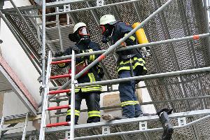Bild: Angriffstrupp auf dem Baugerüst an der Pfarrkirche
