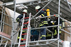 Bild: Befestigen der Trage an der Steckleiter