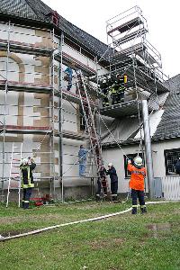 Bild: Die Trage mit dem verletzten Arbeiter kann mit dem Leiterhebel abgelassen werden