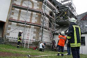 Bild: Retten des verletzten Arbeiters mit einem Leiterhebel