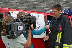 Bild: Ein Team des saarländischen Rundfunks informiert sich beim Einsatzleiter