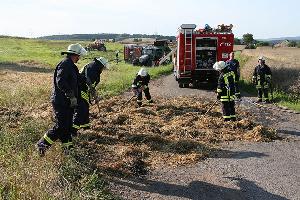 Bild: Der Ballen wurde auseinander genommen und letzte Glutnester abgelöscht