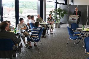 Bild: Bürgermeister Fritz-Hermann Lutz begrüßte Florian, der zusammen mit seinen Geschwistern, Eltern und Großeltern gekommen war, im Kossmannforum in big Eppel