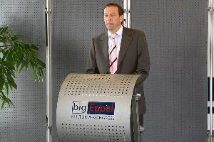 Bild: Innenminister Meiser sprach eine öffentliche Belobigung für die Rettungsaktion aus