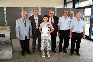 Bild: von links: Ortsvorsteher Berthold Schmitt, Innenminister Meiser, Florian Jakupi, Bürgermeister Fritz-Hermann Lutz, Wehrführer Hermann Josef Recktenwald, Löschbezirksführer Felix Becker, Raimund Groß