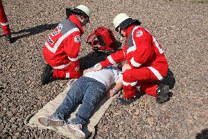 Bild: Helfer des DRK kümmern sich um eine verletzte Person