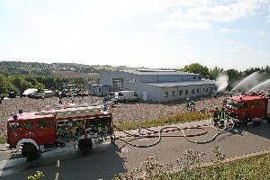 Bild: Bekämpfung des Flächenbrandes im Umfeld der Industriehalle
