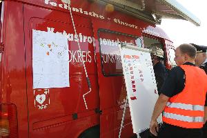 Bild: Einsatzplanung am Einsatzleitwagen