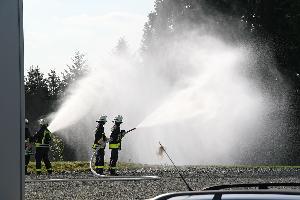 Bild: Bekämpfung des Flächenbrandes im Umfeld der Industriehalle