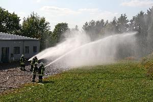 Bild: Bekämpfung des Flächenbrandes im Umfeld der Industriehalle